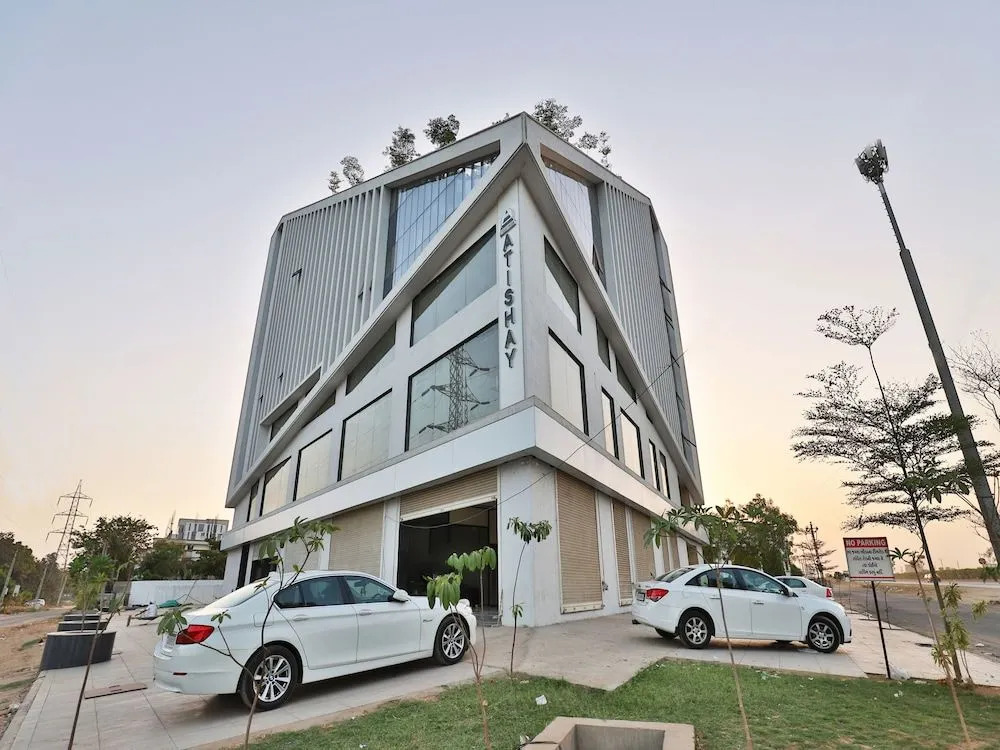 OYO 13033 Hotel Raadhe