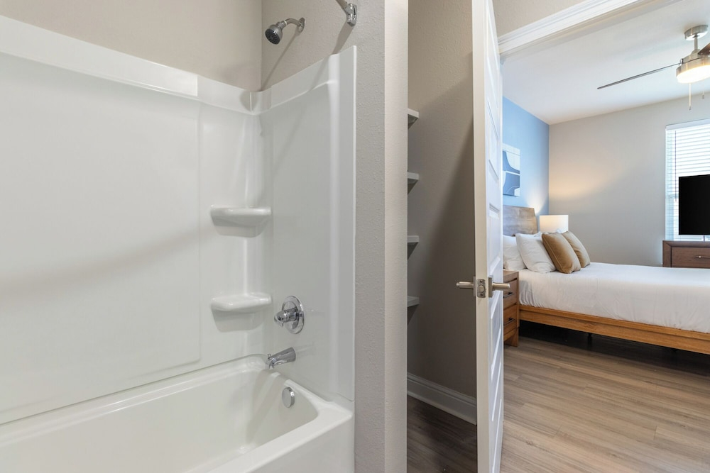 Landing Apartments Near North Okaloosa Medical Center