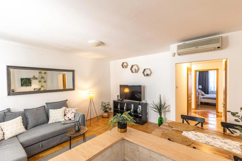 Gozsdu White Raven Residence 305