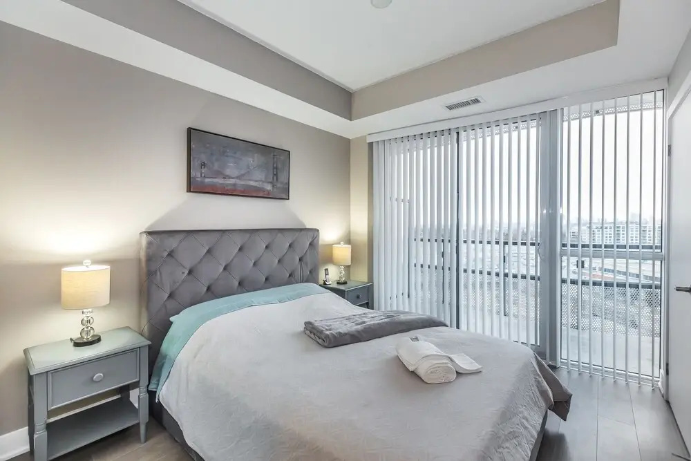 Exquisite Luxury 1 Bedroom + Den With Parking