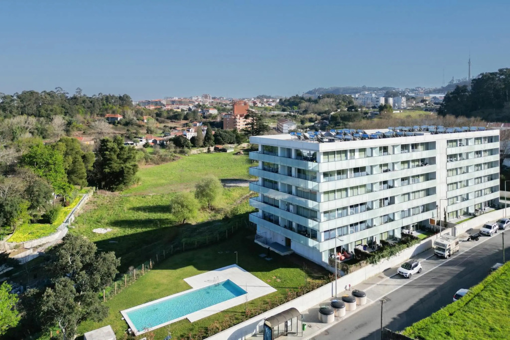 Luxurious Impressive Apartment - Balcony and Pool