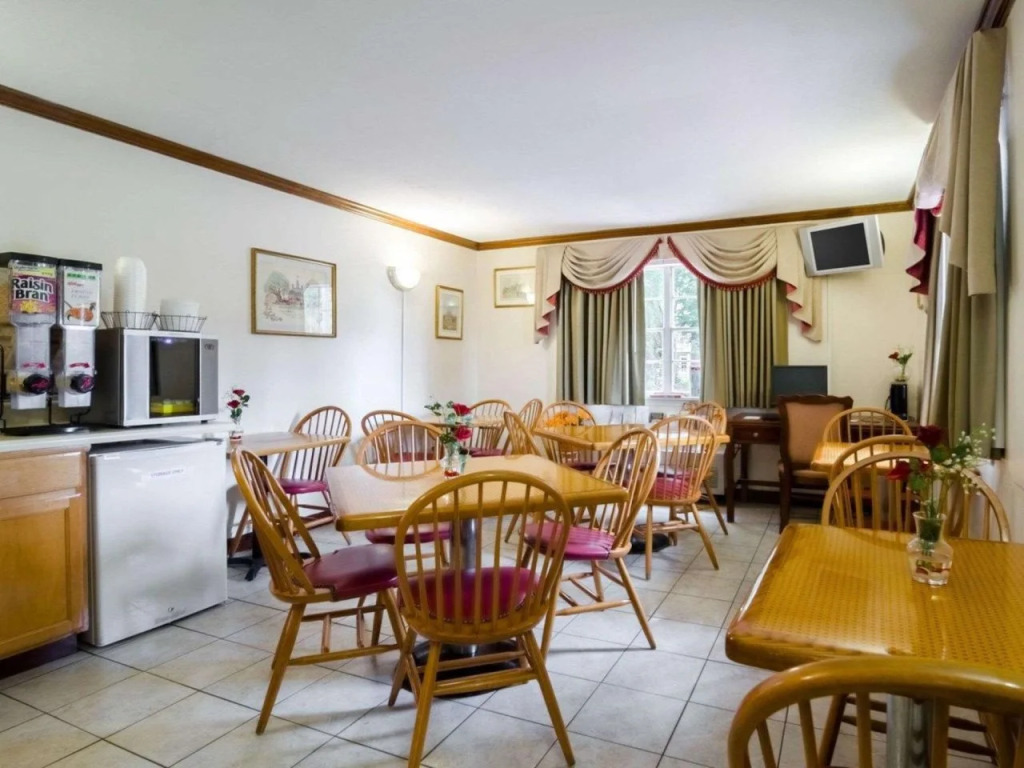 Econo Lodge Colonial