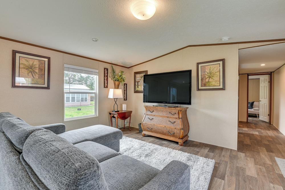 2 Mi to Ocean! Family-friendly Emerald Coast Haven