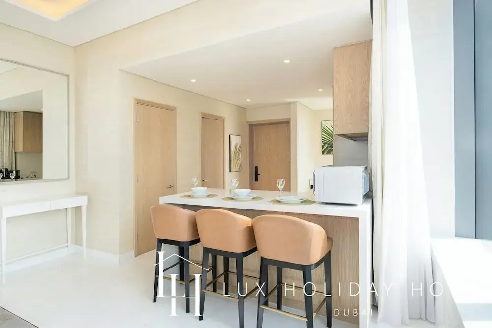 LUX Iconic Views at The Palm Tower 5