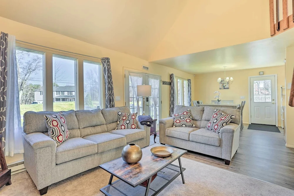 Cozy House: Surrounded by Community Lakes!