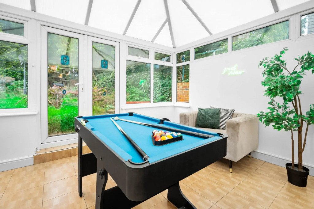 Spacious House With Garage and Garden South of Birmingham Centre