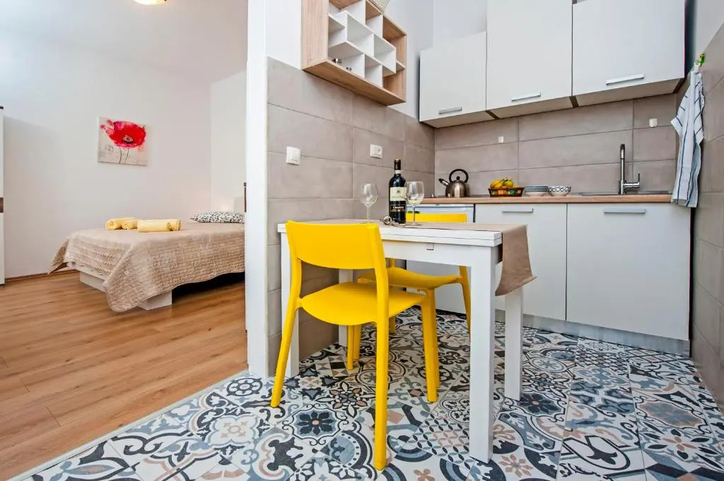 Apartments & Rooms Chiara