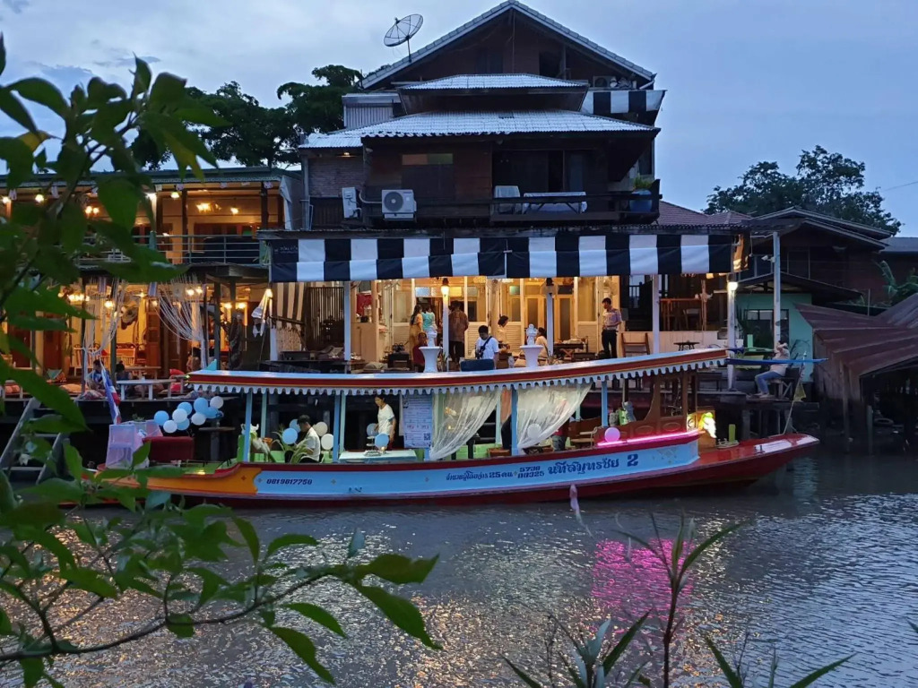 At Casa Guesthouse Amphawa