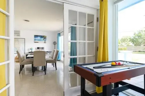 Fantastic 3Bedrooms House with Pool 6mins to Ocean