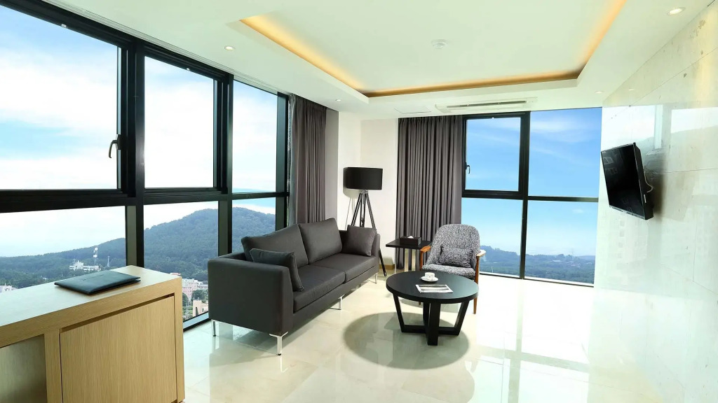 Hotel The One