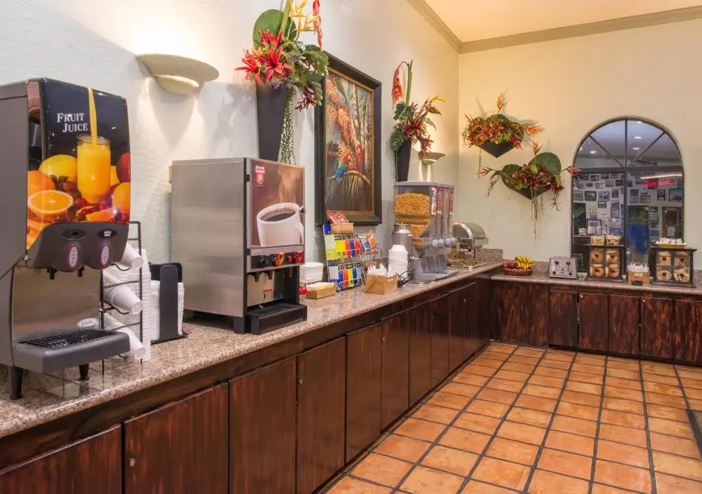La Fuente Inn & Suites