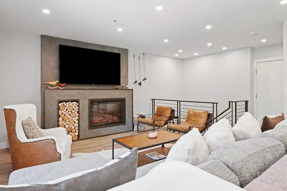 Platinum-Rated 2 Bedroom Ski In, Ski Out Condo In Bc Village