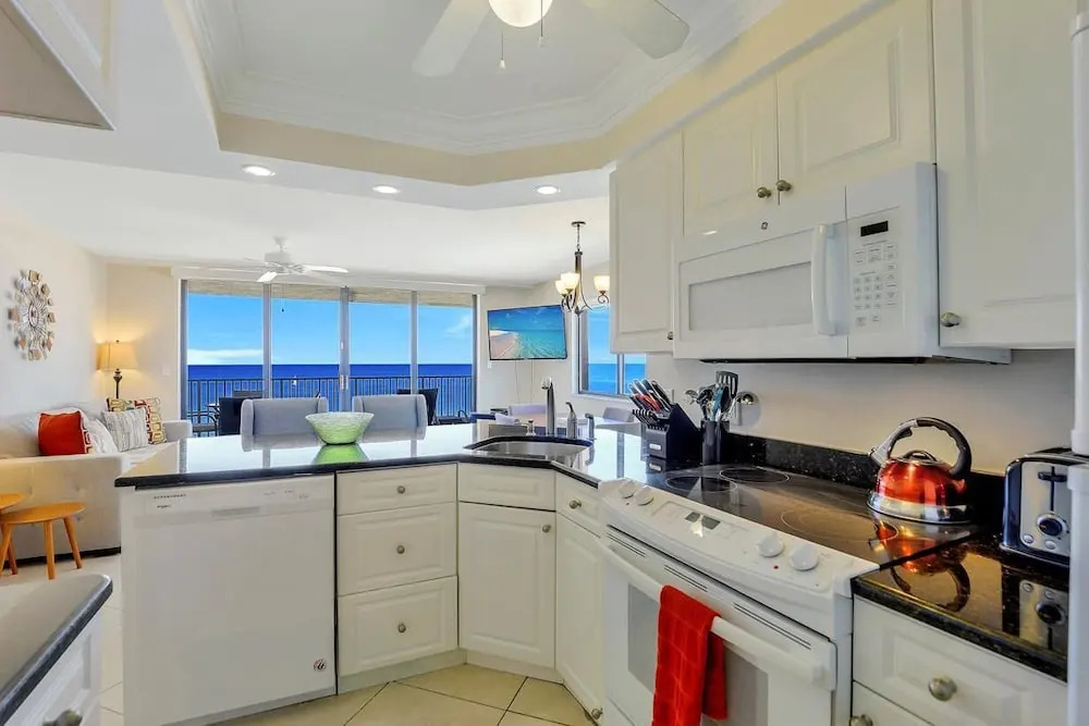 Inviting Beachfront Condo With Pool, spa and Views