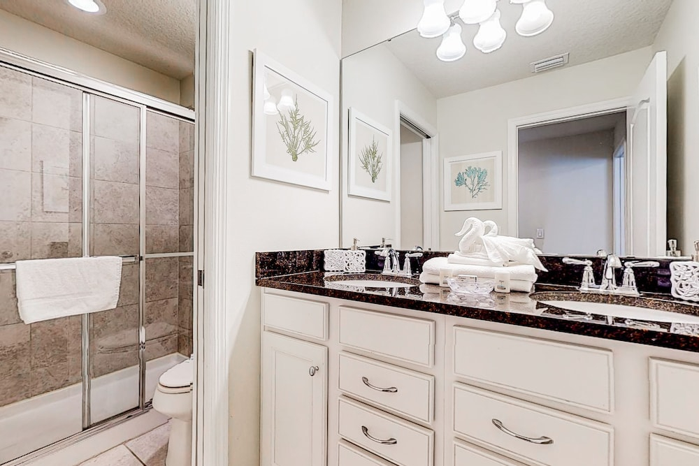 Spacious Home w/ Private Pool, Wifi, Central AC, Private Washer/dryer