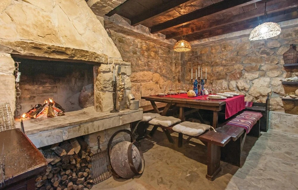 Beautiful Home in Podstrana With Wifi and 3 Bedrooms