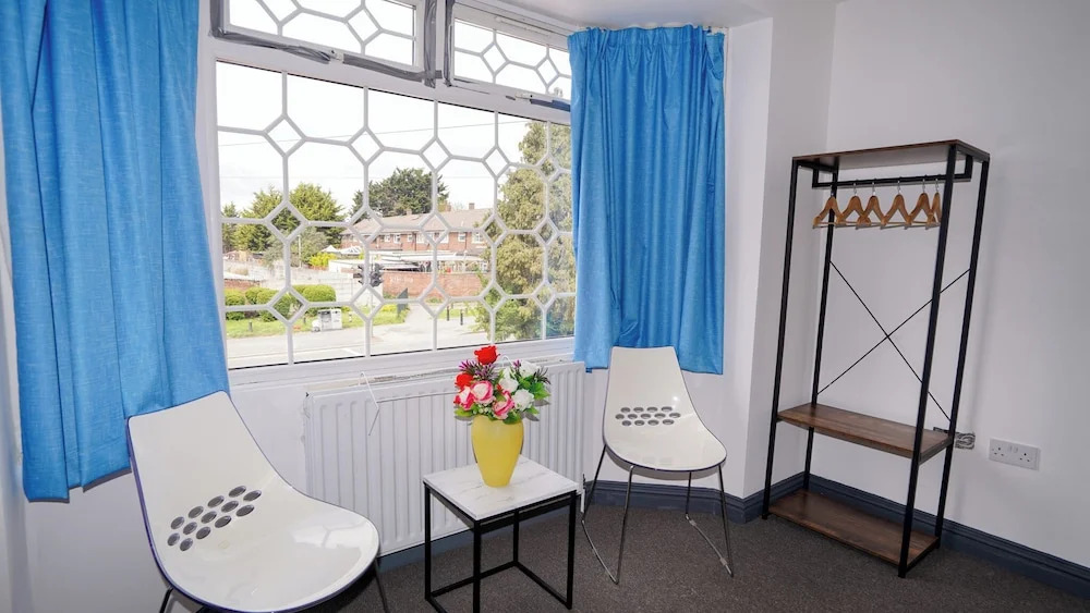 5bed Spacious House Free Parking Close To Heathrow