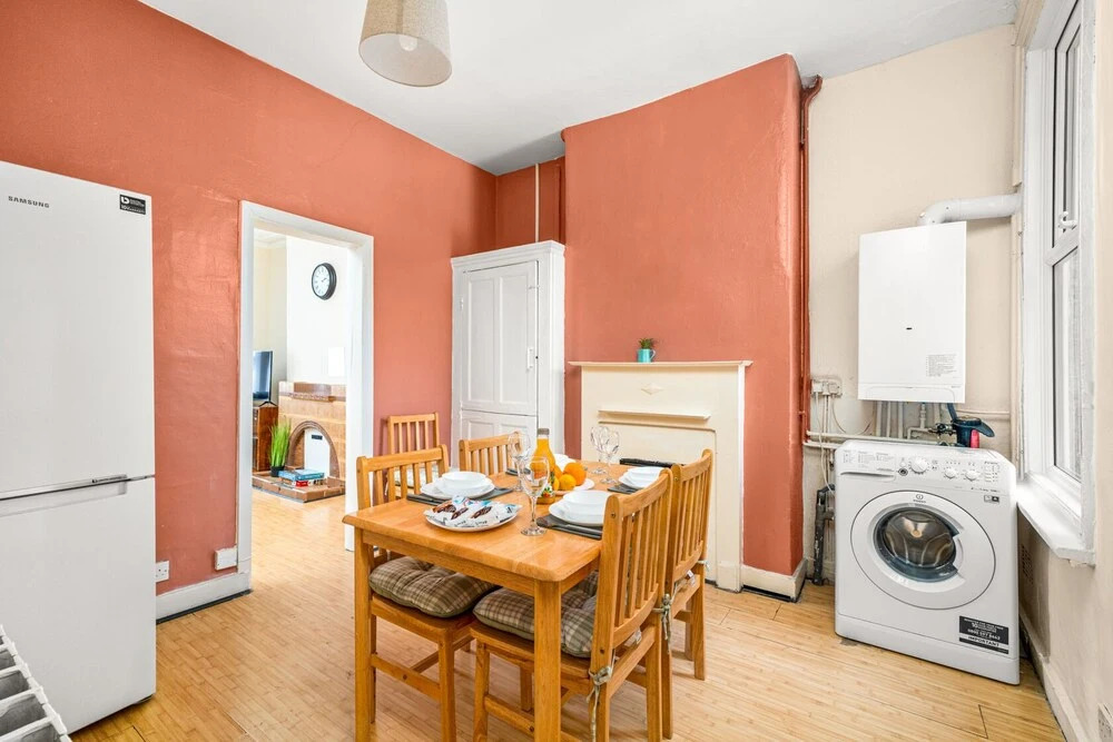 Homely 4-bedroom Home With 2 Baths & Free Parking