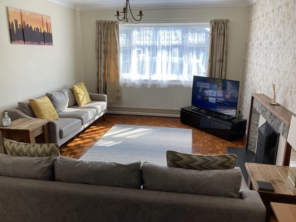 Large Detached House With off Street Parking Close to Heathrow