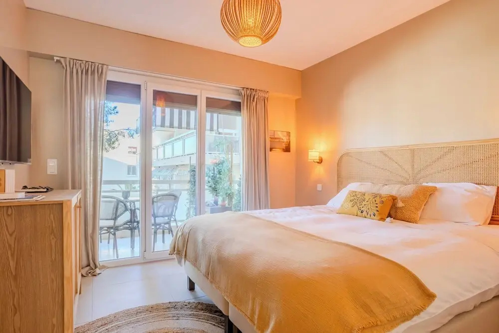 Bright, A/C Apartment With sea View - Antibes