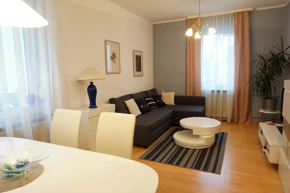 HOUSE 756 MAINZ - DESIGN-FERIENHAUS, 4 Schlafzimmer, 3 Bäder, SAUNA & Kamin & Outdoorküche