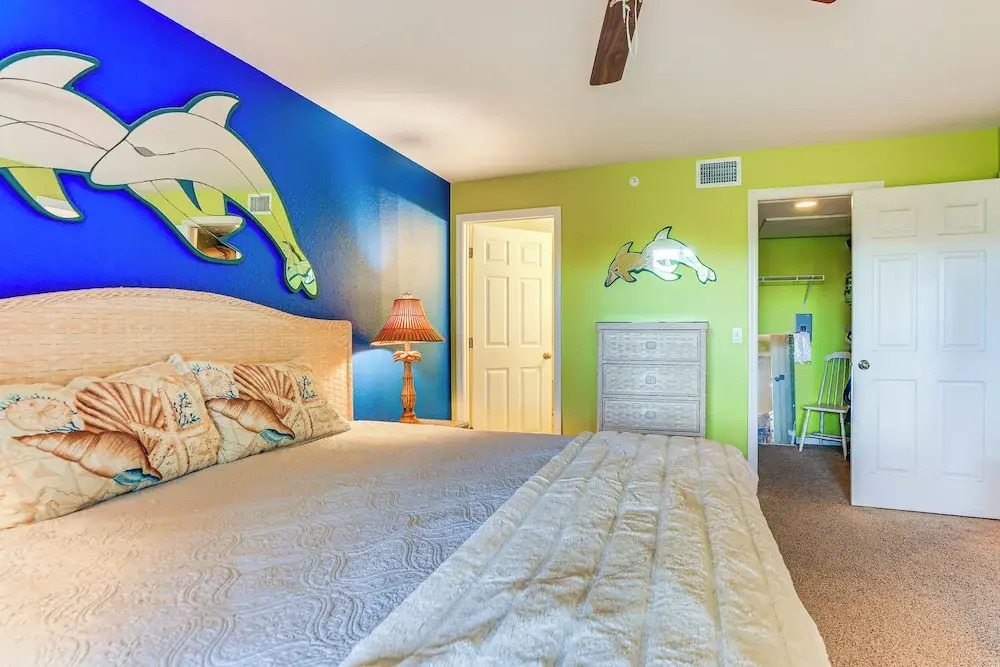 8 Mi to Beach w/ Pool Access: Englewood Condo!