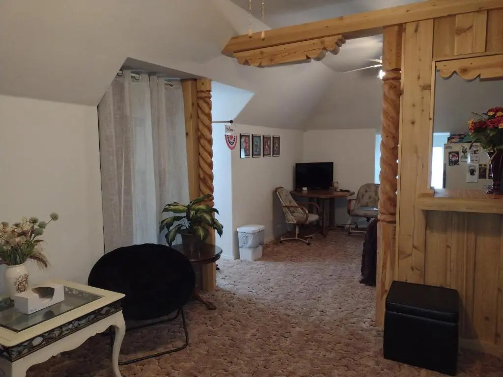 Quiet upstairs studio close to town 420 friendly