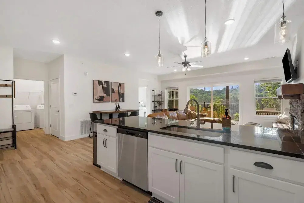 New Lakeview Penthouse - Amenities Galore!