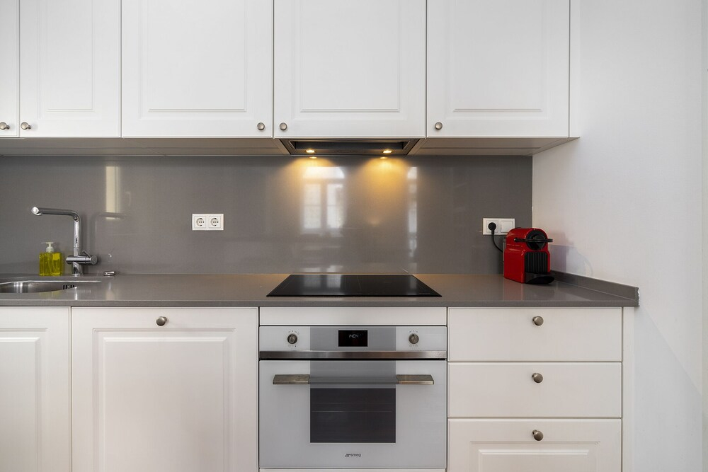 Central 1-Bed W/ River Views Great For D Nomads & R Workers