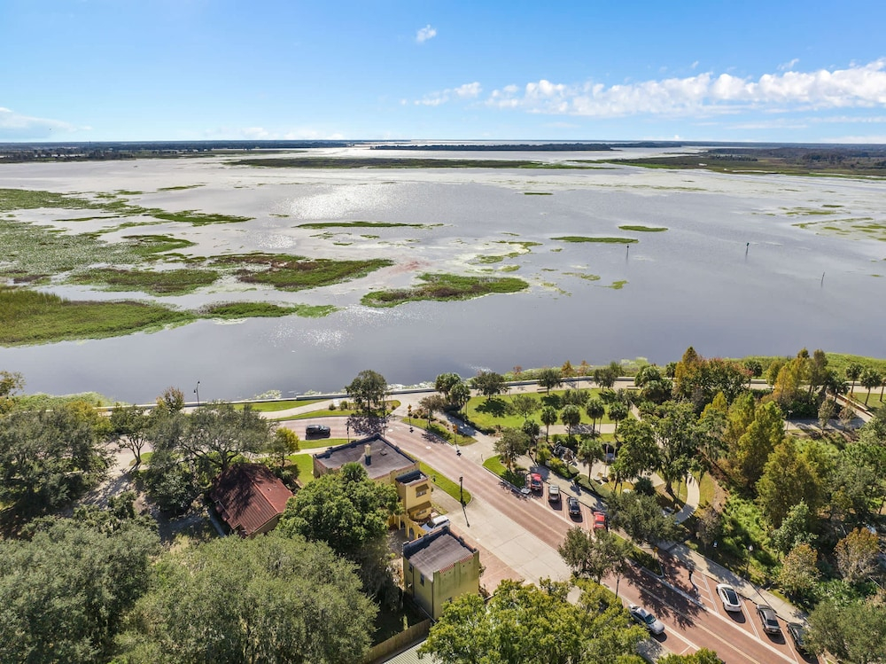 Super Boho- At Lake Toho s Water Sleeps 6