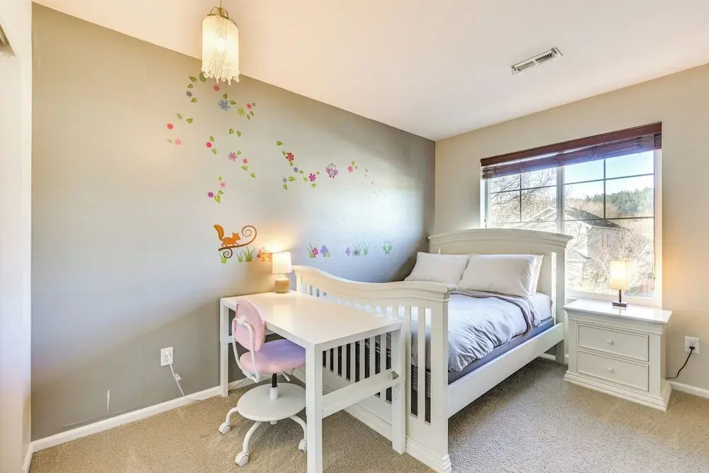 Spacious Kent Home Near SeaTac Airport w/ Patio