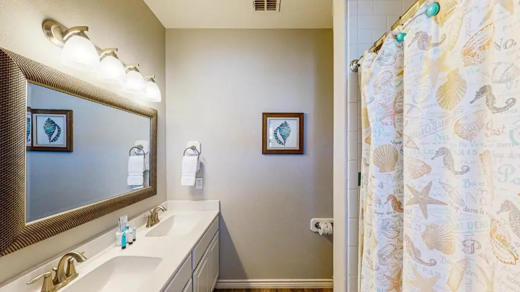 BC403 Fabulous Townhome with Beach Decor, Shared Heated Pool, Garage Access