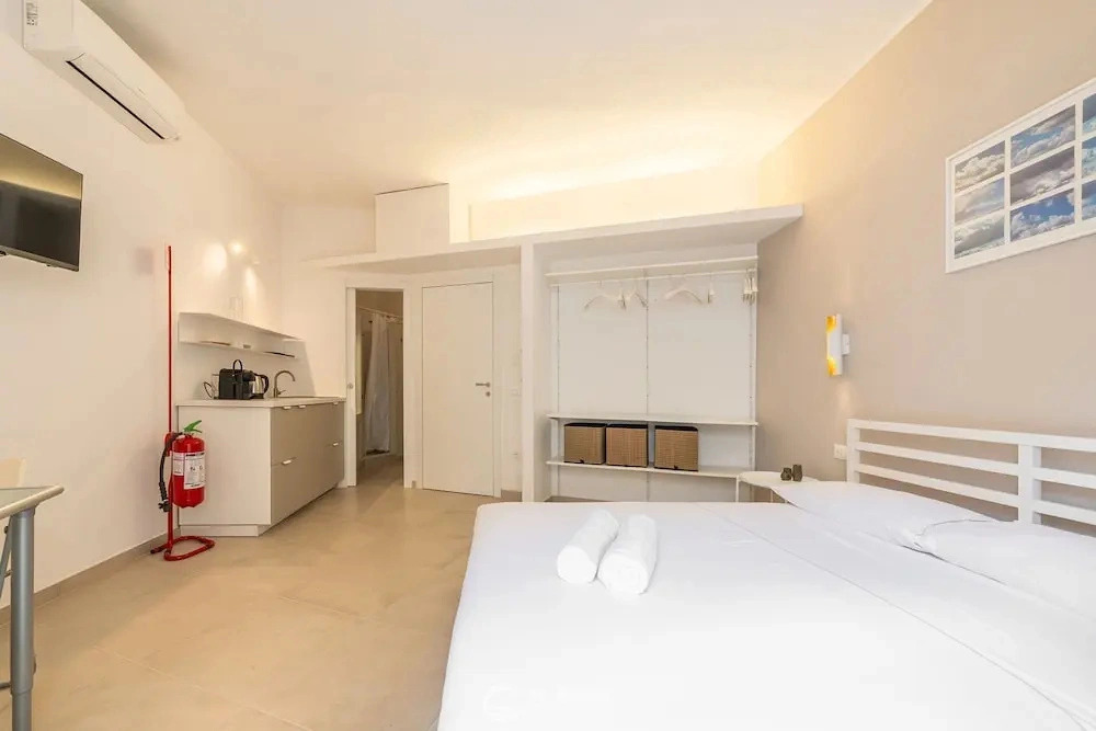Ca Rouge - Modern Bright 3BR Boutique Retreat in the Heart of Carloforte