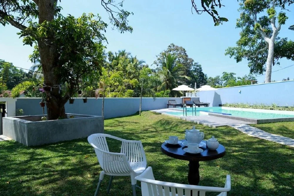 The villa has 6 bedrooms, 1 bathroom, a flat-screen Tv with satellite channels,