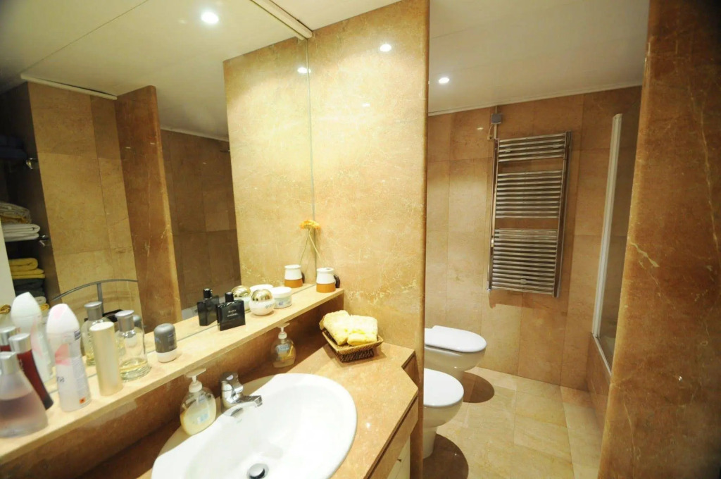 Luxury Apartment with Swimming Pool
