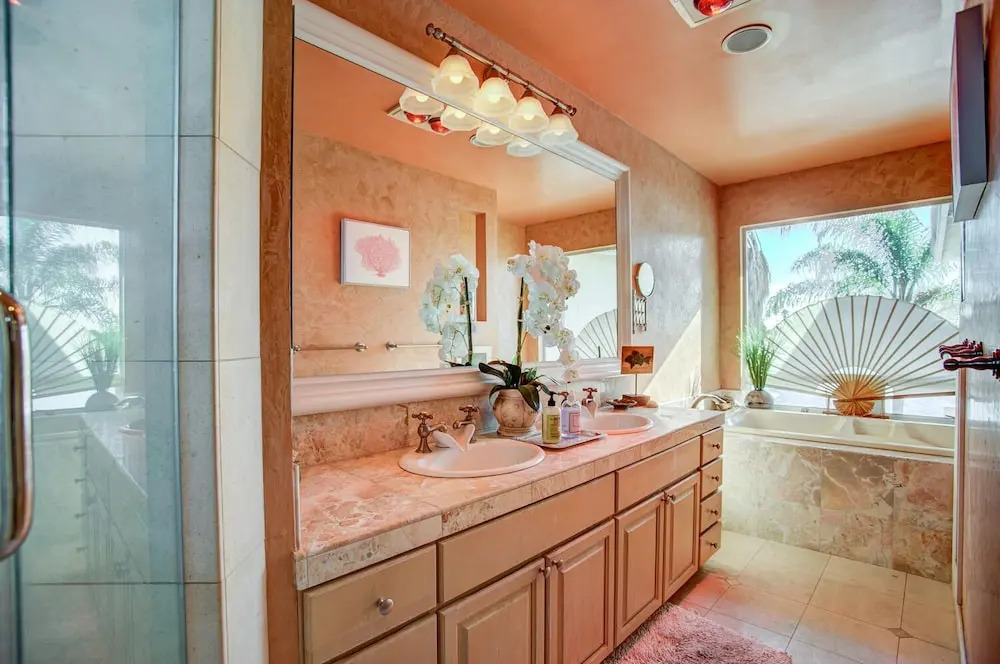 4 BR Waterfront Home Private Beach by RedAwning