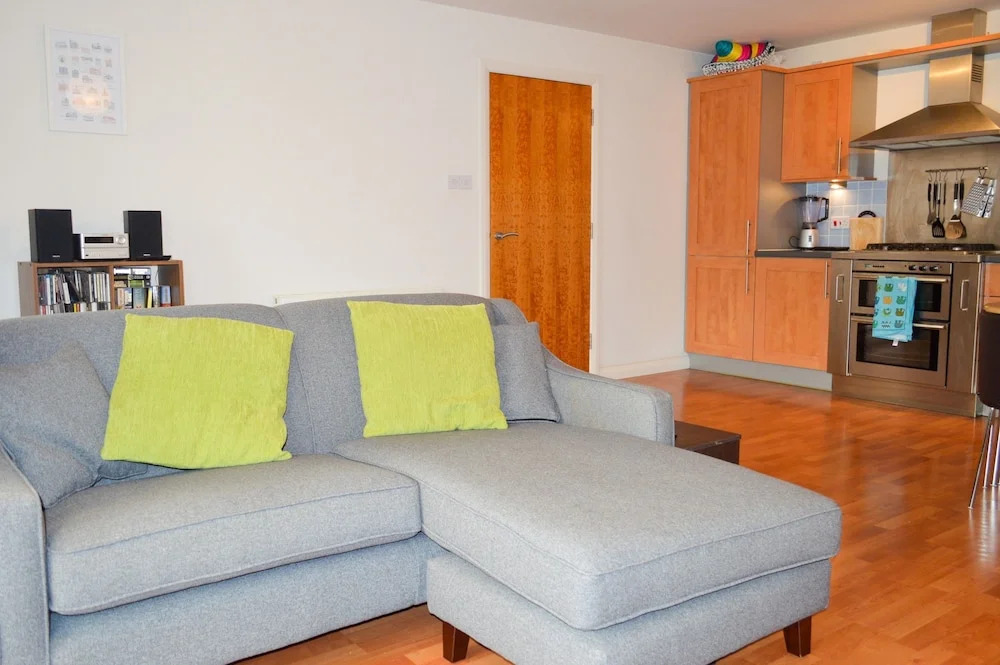 Modern 1 Bedroom Apartment With Balcony
