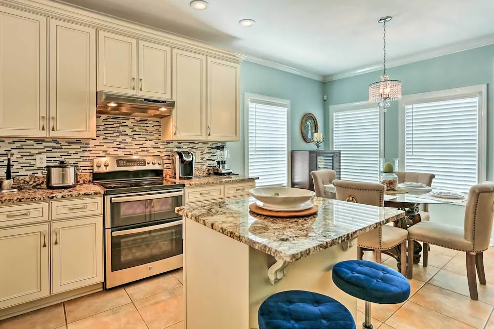 Stately Norfolk Home w/ Fenced Yard: Walk to Beach