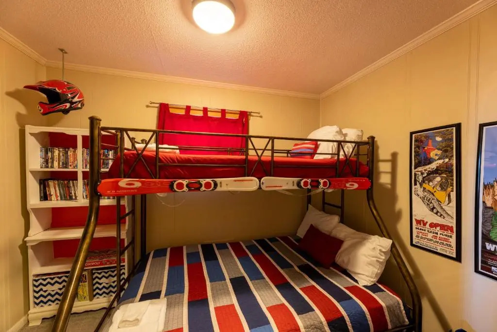 Sunsets at Summit 108b, free WI-FI, parking and AC