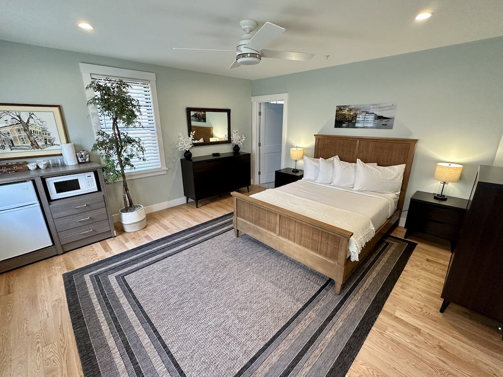 Downtown Newport Gem 1br W/ Parking & Prime Spot 1 Bedroom Apts