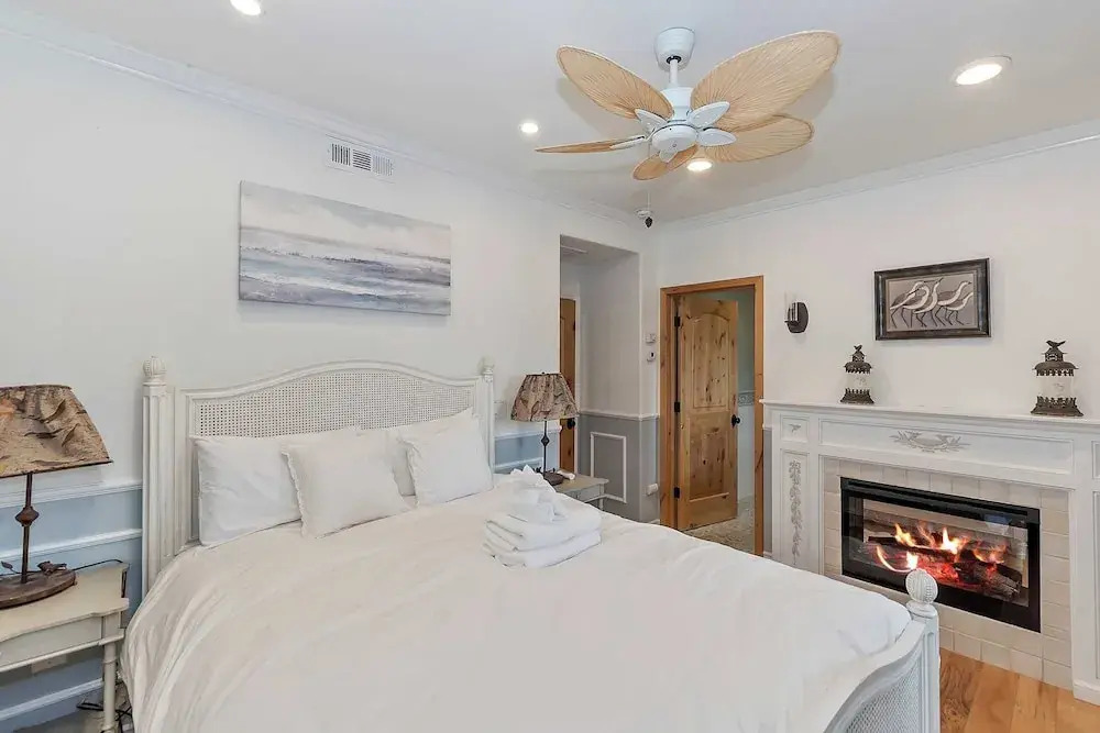 2 Lakefront Homes by Avantstay Sleeps 23, Private Dock+beach, Hot Tub, Fire Pit, Deck Views