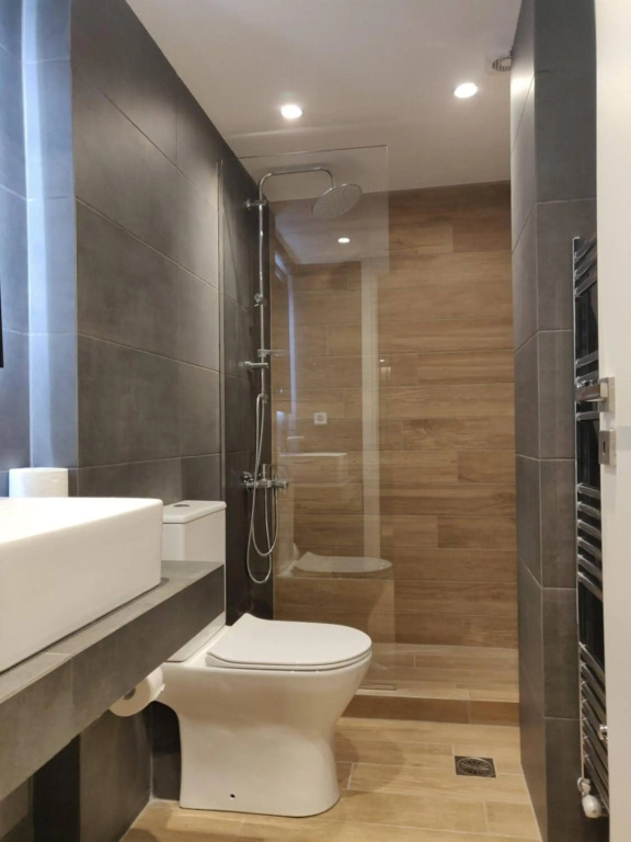 Sunny new lovely apartment 60 meters from the metro