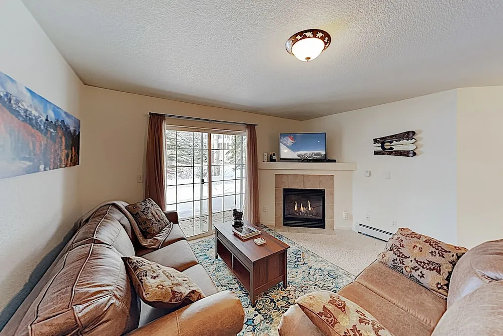 New Listing! Sparkling W/ Hot Tub & Garage 2 Bedroom Condo