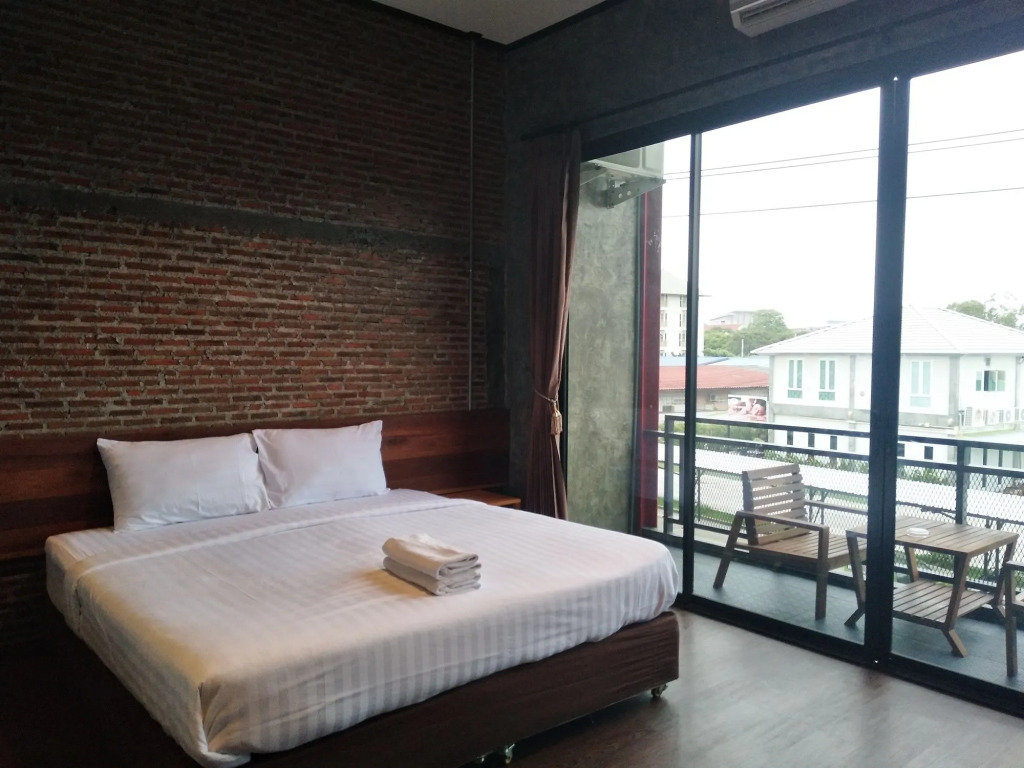 One Four Seven Hotel & Snooker Bar