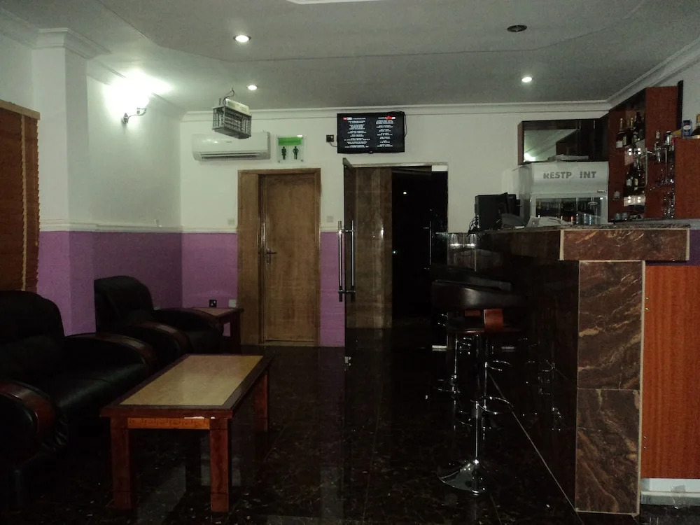 Nue-Crest Hotels & Suites