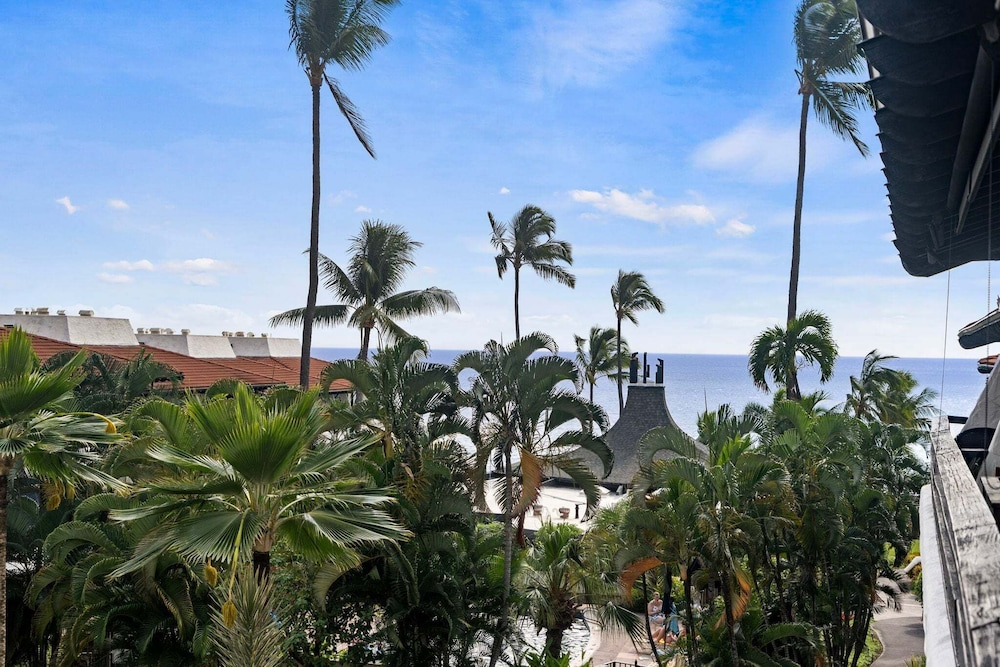 Kona Condo Near Downtown Partial Ocean View Central A/C Sleeps 4 - Vrkcv