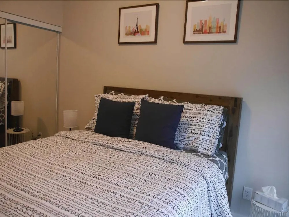 Newly Decorated Large 1BR