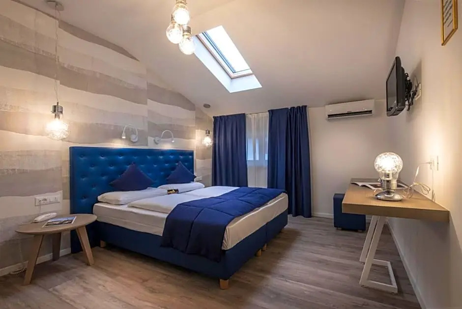 SCHLOSSHOF SÜDTIROL - Hotel & Camping Resort