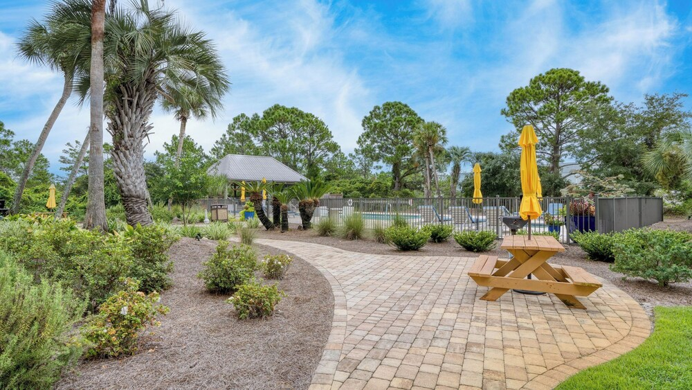 Steps to the Beach, Pool + Hot Tub Renovated Retreat Sea Haven by Avantstay