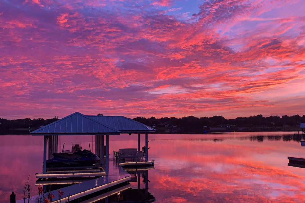Spacious Lakefront House With Private Dock , gas Grill, Deck and Patio