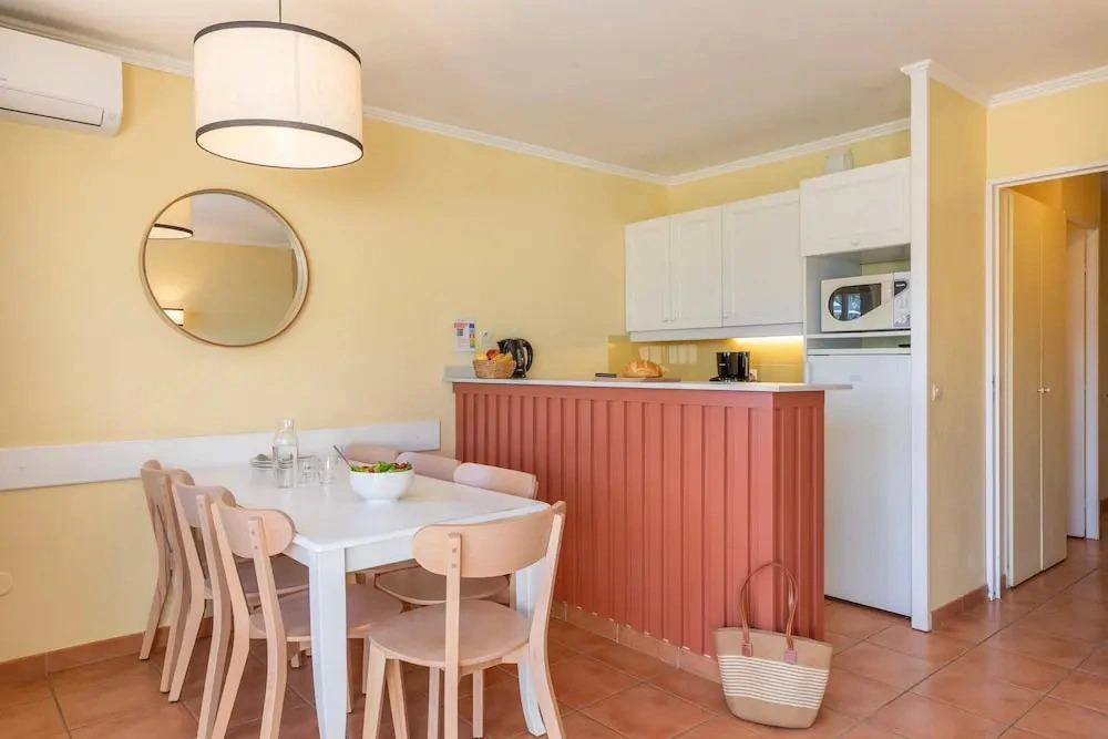 Riverfront Family Stay With Balcony